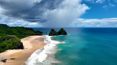 Fernando De Noronha Pernambuco Brezilya 'da volkan sallanıyor. Bereketli bir tropikal sahil manzarasının nefes kesici görüntüsü. Horizon Sahil Denizi.