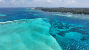 San Andres Providencia 'daki Sualtı Kumulu Santa Catalina Kolombiya. Tropik bir plajın güzelliğini yukarıdan yakalamak. Shore Clouds Plaj Denizi. Sahil Sahili Sahili Kıyı Hattı.