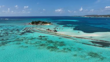 San Andres Karayip Adası Kolombiya 'daki Akvaryum Körfezi. Turkuaz Okyanus Dalgaları Tropik Sahile Yavaşça Çarpıyor. Ada Hayatı Manzarası Huzurlu Güzel. Huzurlu. San Andres Karayip Adası.