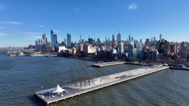 New York 'un merkezinde, Manhattan' da, New York 'ta. Yüksek binaları ve trafiği olan hareketli bir şehrin havadan görünüşü. Şehir Gökyüzü Arkaplanı Kentsel. Şehrin yukarısında. Manhattan New York.