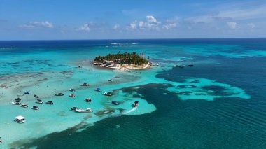 San Andres Karayip Adası Kolombiya 'daki Akvaryum Körfezi. Bereketli bir tropikal sahil manzarasının nefes kesici görüntüsü. Horizon Sahili Denizi kıyısında. Açık Sahil Panoramik. San Andres Karayip Adası.