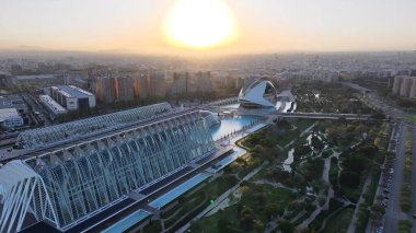 Valencia İspanya 'nın sanat ve bilim şehri. Gökdelenleri Şehir Merkezi Şehir Yaşamını Yansıtıyor. Günbatımı Bulutları Şehir Merkezi Şehir Merkezi. Şehir merkezinde Sunset Exterior. Valencia İspanya.