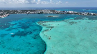 San Andres Providencia 'daki Karayip Suyu Santa Catalina Kolombiya. Turkuaz Su Karayiplerdeki Tropikal Plajı Okşar. Shore Sky Clouds Plaj Denizi. Uluslararası Plaj Panoraması.