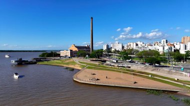 Porto Alegre Rio Grande Do Sul Brezilya 'daki Gasometro Binası. Modern Cam Gökdelen, Hareketli Şehrin Üzerinde Yükseliyor. Şehir Gökyüzü Arkaplanı Kentsel. Açık Arkaplan Panoramik Şehir.