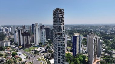 Curitiba Parana Brezilya 'daki Modern Bina. Fütürist Gökdelen şehir merkezinin üzerinde yükseliyor. Şehir merkezindeki iş dünyası. İş geçmişleri ünlüdür. Curitiba Parana.