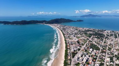 Bombinhas Santa Catarina Brezilya 'daki Bombinhas Skyline' da. Büyüleyici Tropikal Sahne Sahnesi Yukarıdan Görünüyor. Horizon Sahili Denizi kıyısında. Açık Sahil Panoramik. Bombinhas Santa Catarina.