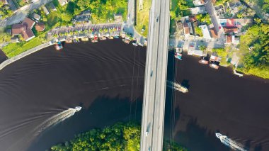 Itanhaem Nehri, Itanhaem Sao Paulo Brezilya. Yukarıdan manzaralı tropikal bir nehir manzarası olan ağaçlar. Sahil Gökyüzü Sahil Kıyısı Yaz Zamanı. Seaside Beach Panoramik. Itanhaem Sao Paulo.