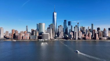 New York 'un merkezinde, Manhattan' da, New York 'ta. Çağdaş binalarla dolu şehir merkezinin havadan görünüşü. Şehir merkezindeki iş dünyası. İş Geçmişi Ünlüdür.