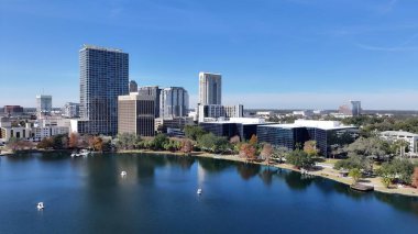 Orlando Skyline Orlando Florida Birleşik Devletleri 'nde. Yeşillik ağaçlarıyla çevrili yeşil alanın havadan görünüşü. Endüstriyel Peyzaj Ticari Binası Güzel. Endüstriyel kasaba. Orlando Florida.