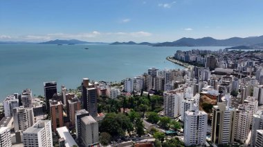 Florianopolis 'in kuzey kıyısı Santa Catarina Brezilya. Kuşlar, sokaklar ve binalarla çarpıcı şehir manzarasına bakıyor. Altyapı Skyline Gökdelenleri çarpıcı. Altyapı Mimarlık Şirketi.