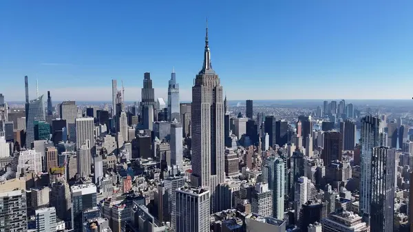 New York Skyline Manhattan 'da New York Birleşik Devletlerinde. Şehir merkezinin modern binalarla dolup taşması. Şehir merkezindeki iş dünyası. Şehir merkezinin dışında Panning Wide 'da. Manhattan New York.