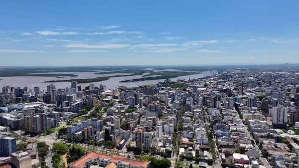 Porto Alegre Skyline In Porto Alegre Rio Grande Do Sul Brazil. Yüksek katlı binaların ve şehir yaşamını gösteren trafik gösterilerinin havadan görüntüsü. Şehir Gökyüzü Arkaplanı Kentsel. Yukarıdaki Şehir.