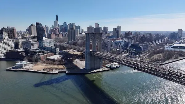 Manhattan 'daki Brooklyn Skyline New York Birleşik Devletleri. Trafik, modern bir kablolu yayın konsolu köprüsünün karşısına geçiyor. Şehir Gökyüzü Arkaplanı Kentsel. Şehir merkezinin yukarısında. Manhattan New York.