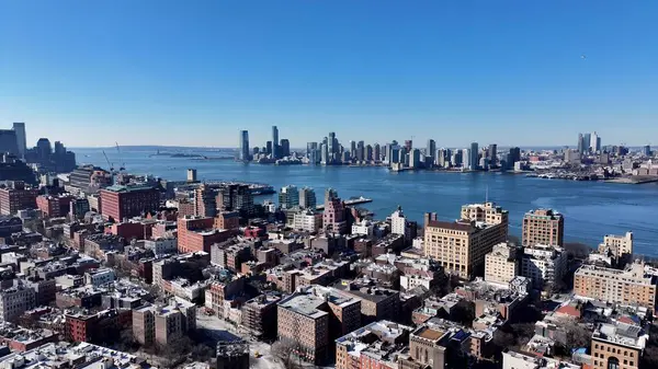 New York Skyline Manhattan 'da New York Birleşik Devletlerinde. İnanılmaz Skysraper 'lar ve caddedeki trafik yukarıdan izleniyor. Şehir merkezindeki iş dünyası. İş geçmişleri ünlüdür. Manhattan New York.