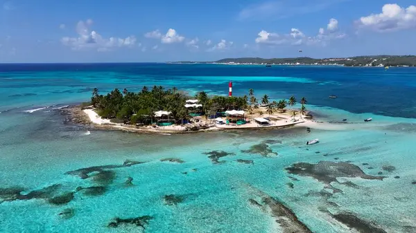San Andres Skyline San Andres Providencia Y Santa Catalina Kolombiya 'da. Birds 'ün Karayip Sahili Manzarası. Horizon Sahili Denizi kıyısında. Sahil Kıyısı Paneli Geniş.