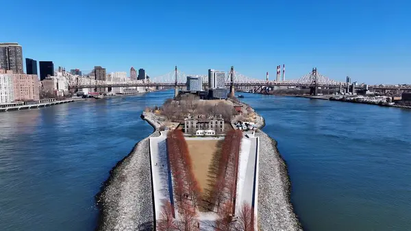 New York, Manhattan 'daki Franklin Roosevelt Eyalet Parkı. Yeşillik ağaçlarıyla çevrili yeşil alanın havadan görünüşü. Şehir Gökyüzü Arkaplanı Kentsel. Şehir merkezinin yukarısında..