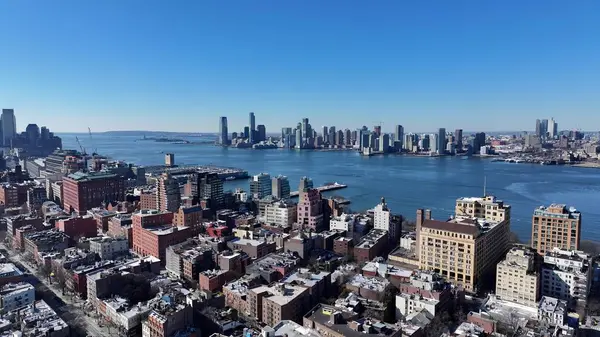 New York Skyline Manhattan 'da New York Birleşik Devletlerinde. Kuşlar, sokaklar ve binalarla çarpıcı şehir manzarasına bakıyor. Şehir Gökyüzü Bulutları Şehir Arkaplanı. Şehir merkezinde Geniş Arkaplan.