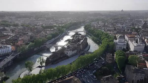 Roma 'da Günbatımı Roma silueti Lazio İtalya. Şehir Skyline Modern ve Geleneksel Mimariyi Gösteriyor. Şehir Bulutları Yapısı Gökyüzü Aydınlanma Şehri. Kasaba Açık Hava. Roma Lazio.