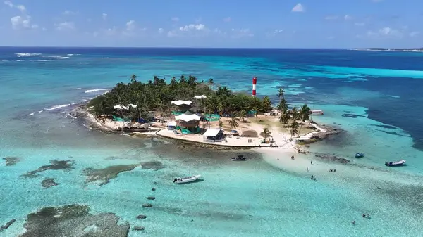 San Andres Providencia 'daki Akvaryum Adası Santa Catalina Kolombiya. Turkuaz Okyanus Dalgaları Tropik Sahile Yavaşça Çarpıyor. Sahil Gökyüzü Sahil Kıyısı Yaz Zamanı. Deniz kenarında Panoramik.