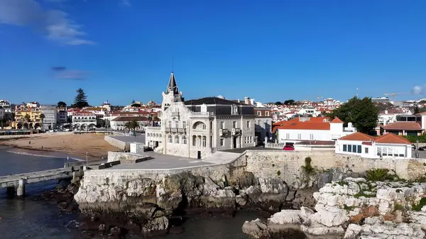 Portekiz 'in Cascais Lizbon bölgesindeki Seixas Sarayı. Yukardan bakıldığında hareketli bir şehirde ortaçağ binası. Shore Clouds Plaj Denizi. Shore Panning Wide 'da. Cascais Lizbon Bölgesi.