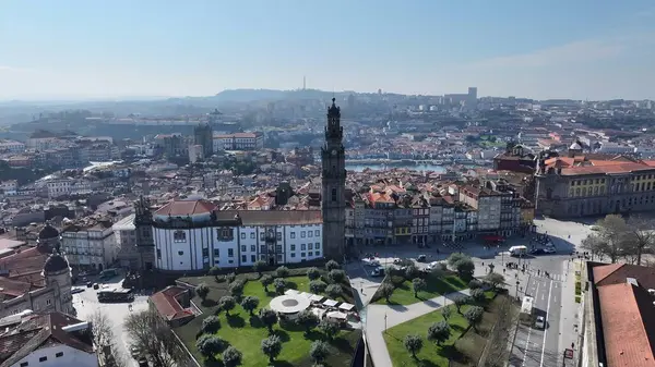 Porto Portekiz 'deki Clerigos Kulesi. Yukardan bakıldığında hareketli bir şehirde ortaçağ binası. Altyapı Skyline Gökdelenleri çarpıcı. Altyapı Mimarlık Şirketi. Porto Portekiz.
