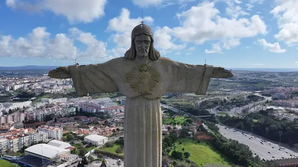 Lizbon 'daki Kral İsa. Doğal Manzaradaki Ünlü Heykelin Hava Manzarası. Şehir merkezinde Gökyüzü Bulutları. Şehir merkezinin dışında. Ünlü. Lizbon Portekiz.