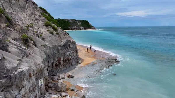 Trancoso Bahia Brezilya 'daki Espelho Plajı. Kristal berrak sularla sersemletici sahilin havadan görünüşü. Horizon Sahili Denizi kıyısında. Shore Seaside Panning Wide 'da. Trancoso Bahia.