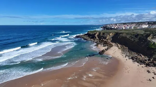 Sintra Lizbon Bölgesi Portekiz 'deki büyük sahil. Kristal berrak sularla sersemletici sahilin havadan görünüşü. Shore Clouds Plaj Denizi. Shore Panning Wide 'da. Sintra Lizbon Bölgesi.