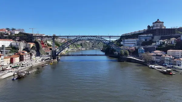 Porto Portekiz 'deki I. Luis Köprüsü. Köprü, şehrin karşısındaki trafik akışının görüntüsünü veriyor. Sahil Bulutları Yaz mevsimi. Coast Outdoor Panning Wide 'da. Porto Portekiz.