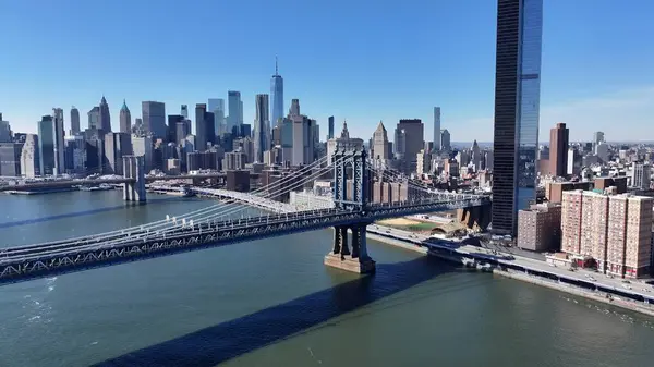 Manhattan 'daki Manhattan Köprüsü New York Birleşik Devletleri. Köprü, şehrin karşısındaki trafik akışının görüntüsünü veriyor. Şehir Gökyüzü Arkaplanı Kentsel. Açık Arkaplan Panoramik Şehir. Manhattan New York.