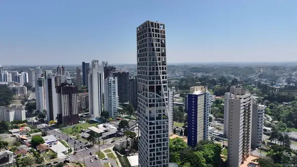 Curitiba Parana Brezilya 'daki Modern Bina. Fütürist Gökdelen şehir merkezinin üzerinde yükseliyor. Şehir merkezindeki iş dünyası. İş geçmişleri ünlüdür. Curitiba Parana.