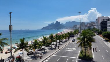 Rio de Janeiro Brezilya 'daki Ipanema Plajı. Yaz tatilinde harika bir sahil manzarası olan kuş bakışı. Sahil Bulutları Yaz mevsimi. Coast Outdoor Panning Wide 'da. Rio de Janeiro Brezilya.