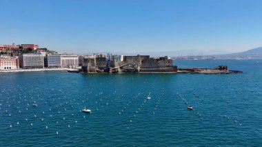 Napoli Campania İtalya 'daki Dell Ovo Kalesi. Şehir merkezindeki Landmark Ortaçağ binasının havadan görünüşü. Kıyı Bulutları Gökyüzü Sahil Denizi. Deniz kenarındaki panoramik. Napoli Campania.
