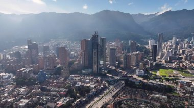 Bogota Bölge Başkenti Kolombiya 'da Sunset Downtown District. Şehir merkezindeki çatıdaki gökdelenin havadan görünüşü. Metropol Peyzaj Gökdelenleri Yapımı Meşgul. Metropole Kasabası.