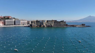 Napoli Campania İtalya 'daki Dell Ovo Kalesi. Şehrin ünlü bölgesindeki ortaçağ binasının kuş bakışı görüntüsü. Sahil Bulutları Yaz mevsimi. Sahil Panorama. Napoli Campania.