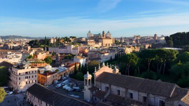 Roma 'da gökyüzü Lazio İtalya' da. Yüksek binaları ve trafiği olan hareketli bir şehrin havadan görünüşü. Şehir merkezindeki iş dünyası. Şehir merkezinin dışında Panning Wide 'da. Roma Lazio.