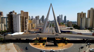 Goiania Goias Brezilya 'daki tarihi köprü. Tarihi Caddeleri birbirine bağlayan ikonik köprü yapısı. Altyapı Skyline Gökdelenleri çarpıcı. Altyapı Mimarlık Şirketi. Goiania Goias.