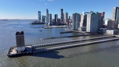 Hudson Riverside, Jersey City, New Jersey Birleşik Devletleri. İnanılmaz Skysraper 'lar ve caddedeki trafik yukarıdan izleniyor. Metropolitan Peyzaj Ticari Binası Çarpıcı.