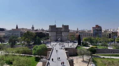 Valencia İspanya 'daki Serranos Kuleleri. Şehir Skyline Modern ve Geleneksel Mimariyi Gösteriyor. Endüstriyel Peyzaj Ticari Binası Güzel. Endüstriyel kasaba. Valencia İspanya.