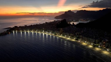 Copacabana Plajı 'nda Sunset Skyline Rio De Janeiro Brezilya. Büyüleyici Tropikal Sahne Sahnesi Yukarıdan Görünüyor. Şehir Gökyüzü Arkaplan Aydınlatma Şehir Binası. Dış Panoramik Şehir.