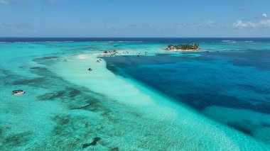 San Andres Karayip Adası Kolombiya 'da Blue Bay Water. Tropik bir plajın güzelliğini yukarıdan yakalamak. Shore Clouds Plaj Denizi. Shore Panning Wide 'da. San Andres Karayip Adası.