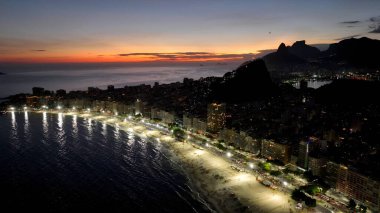 Rio De Janeiro Skyline Copacabana Plajı Rio De Janeiro Brezilya. Yaz tatilinde harika bir sahil manzarası olan kuş bakışı. İnşaat Endüstrisi Skyline Yükseliş Binası Muhteşem.