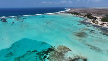 Kralendijk Bonaire Hollanda 'daki Karayip Sahili Antilleri. Tropik bir plajın güzelliğini yukarıdan yakalamak. Issız Manzara Cenneti Vibrant. Terk edilmiş yaz zamanı. Kralendijk Bonaire.