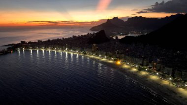 Rio de Janeiro 'nun günbatımı. Copacabana Sahili Rio De Janeiro Brezilya. Bereketli bir tropikal sahil manzarasının nefes kesici görüntüsü. Aydınlanma Şehir Binası. Kasaba Açık Panoramik.