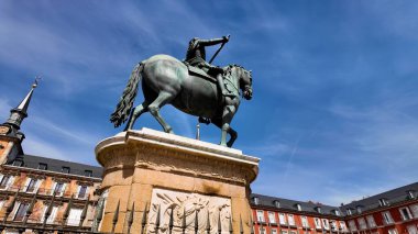 Madrid 'in Plaza Mayor' u. Yeşilliklerle süslenmiş güzel tasarlanmış bir park. Altyapı Skyline Gökdelenleri çarpıcı. Altyapı Mimarlık Şirketi. Madrid İspanya.
