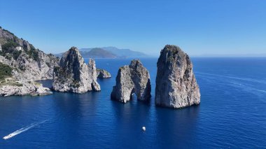 Faraglioni İtalya 'da Capri Napoli' de Sallanıyor. Kristal berrak sularla sersemletici sahilin havadan görünüşü. Horizon Sahili Denizi kıyısında. Açık Sahil Panoramik. Capri Napoli.