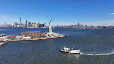 New York Skyline Manhattan 'da New York Birleşik Devletlerinde. Kuşlar, sokaklar ve binalarla çarpıcı şehir manzarasına bakıyor. Şehir Bulutları Gökyüzü Arkaplanı Şehir. Şehir dışındaki ünlü. Manhattan New York.