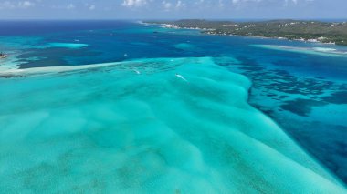 Karayip Skyline 'ı San Andres Karayip Adası Kolombiya' da. Kristal berrak sularla sersemletici sahilin havadan görünüşü. Horizon Sahili Denizi kıyısında. Açık Sahil Panoramik. San Andres Karayip Adası.