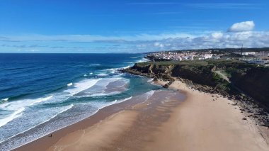 Sintra Lizbon Bölgesi Portekiz 'deki büyük sahil. Büyüleyici Tropikal Sahne Sahnesi Yukarıdan Görünüyor. Sahil Gökyüzü Sahil Kıyısı Yaz Zamanı. Deniz kenarındaki panoramik. Sintra Lizbon Bölgesi.