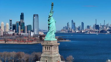 Manhattan 'da Özgürlük Anıtı New York Birleşik Devletleri. Doğal Manzaradaki Ünlü Heykelin Hava Manzarası. Şehir Gökyüzü Arkaplanı Kentsel. Açık Arkaplan Panoramik Şehir. Manhattan New York.
